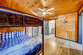 Hot Tub - Mountain View - Fire Pit - Gas Grill - Comfy Beds - Pet Friendly - Image 3