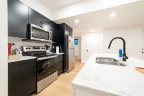 Bright Executive 2 Bed 2 Bath Suite - Image 4