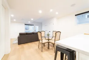 Bright Executive 2 Bed 2 Bath Suite - Image 3
