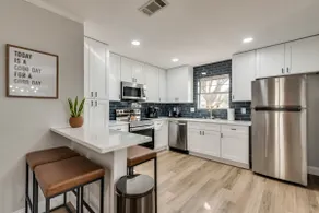 Executive Plano Home|4BR| Fire Pit|Fast WiFi|Pets - Image 2