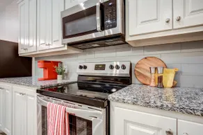 *Texas Tech*2 bedroom*King *Queen*Private Garage* - Image 4