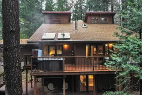 Picturesque Cabin Hot Tub - Image 5