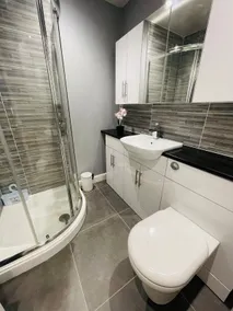 4-Bedroom Cottage in Healing, Grimsby - Image 5