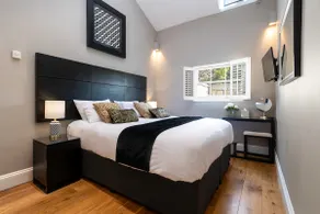 Bath City centre luxury 2 bed detached Lodge house - Image 5