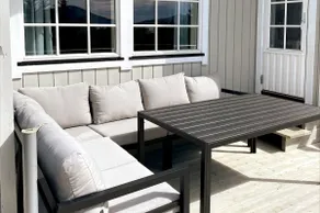 Well maintained cabin with lake views and good facilities - Image 3