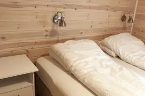 Well maintained cabin with lake views and good facilities - Image 4