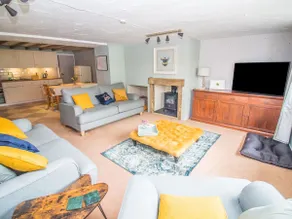 Homely river-view cottage with peaceful balcony - Image 2