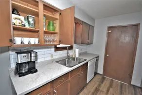 Cheerful 2-bedroom home with basement, garage - Image 4