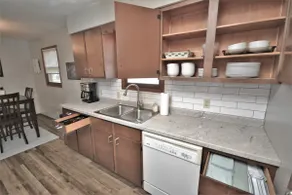 Cheerful 2-bedroom home with basement, garage - Image 3