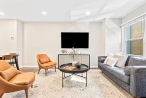 Elegant Townhome in Arlington Kid-Friendly - Image 2