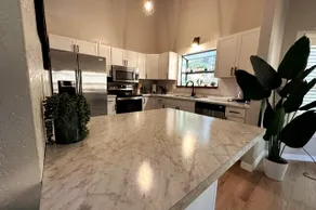 Stylish 3 bed/2bath Pet friendly w/ fenced yard - Image 4