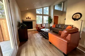 Stylish 3 bed/2bath Pet friendly w/ fenced yard - Image 2