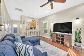Cozy 2B Townhouse King Bed Free Parking TV in BRs - Image 2