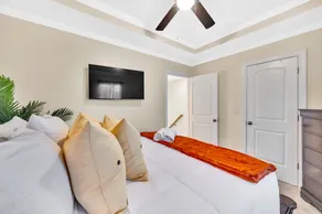 Cozy 2B Townhouse King Bed Free Parking TV in BRs - Image 3