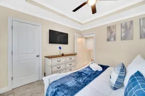 Cozy 2B Townhouse King Bed Free Parking TV in BRs - Image 5