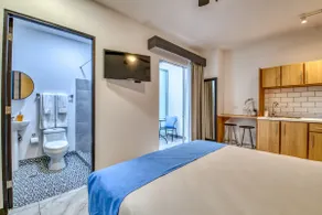 Stylish Downtown Studio Apartment with Patio & A/C! - Image 2