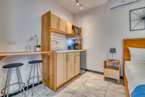 Stylish Downtown Studio Apartment with Patio & A/C! - Image 4