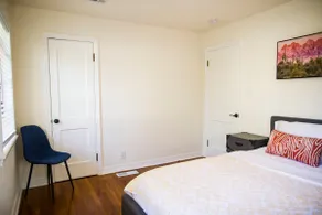 Downtown New 2bedroom apartment Free parking - Image 4