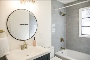 Downtown New 2bedroom apartment Free parking - Image 2