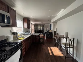 Entire home w/ 2bath 7 beds & 2car private parking - Image 2