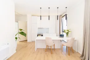 Bright, central 1-bedroom with parking - Image 3