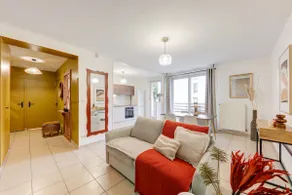 Cozy 2-room apartment with parking and balcony - Image 2