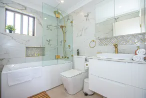 Luxury Retreat Home - 4bed House w/Parking - Mins from CBD - Image 5