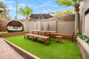 Luxury Retreat Home - 4bed House w/Parking - Mins from CBD - Image 3