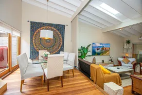 Luxury Retreat Home - 4bed House w/Parking - Mins from CBD - Image 2