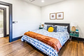 Pleasantly Plush - Quality and Comfort Downtown - Image 2