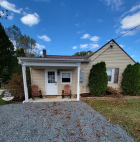 Cozy Country Cottage - Image 2