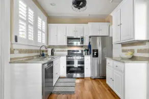 Lush 4BR on Lincoln - Image 2