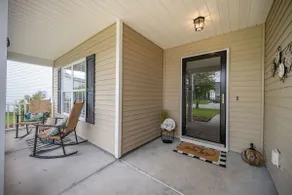 Cheerful 4 bedroom ranch w/ screen porch & fence. - Image 2