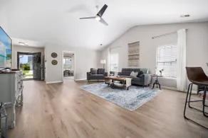 Cheerful 4 bedroom ranch w/ screen porch & fence. - Image 4