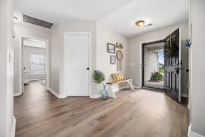 Cheerful 4 bedroom ranch w/ screen porch & fence. - Image 3
