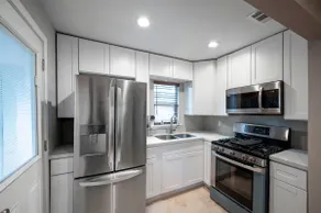 Modern 2 Bedroom home with private parking on site - Image 5