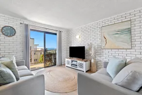 Modern 2br Beachside Apartment Kings Beach - Image 3