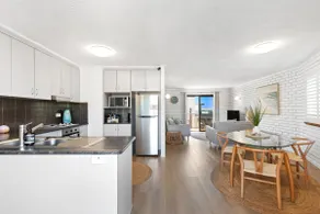 Modern 2br Beachside Apartment Kings Beach - Image 5