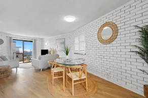 Modern 2br Beachside Apartment Kings Beach - Image 4