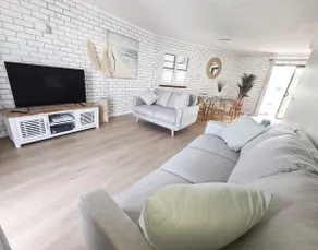 Modern 2br Beachside Apartment Kings Beach - Image 2
