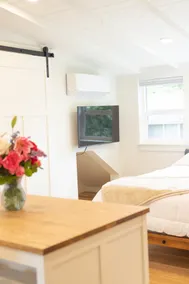 Charming private Guesthouse in Kirkland - Image 4