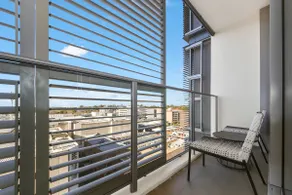 Central & Modern with Balcony and Free Parking - Image 3