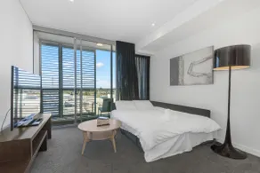 Central & Modern with Balcony and Free Parking - Image 2