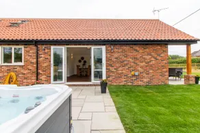 Lodge with hot tub, rural location Free dayboat* - Image 2