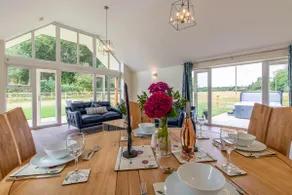 Lodge with hot tub, rural location Free dayboat* - Image 4
