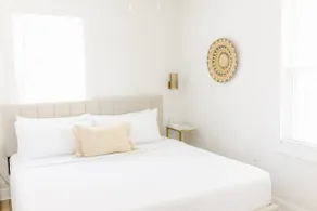 The Sun Suite - Cozy/Clean/Centrally Located - Image 3