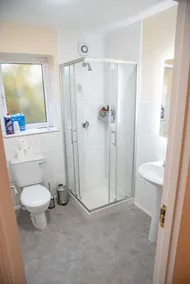 NEW Luxury 2bed Apartment FREE parking Town Centre - Image 3