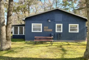 Spacious 3 bedroom cabin with electric fireplace. - Image 3
