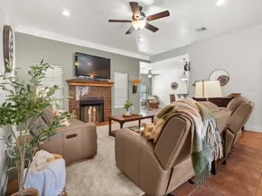Beautiful 3 Bedroom House in Great Neighborhood - Image 3