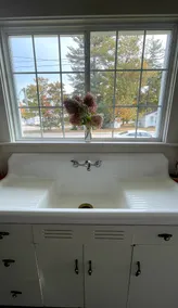 Cozy 2-bedroom home with front porch. - Image 4